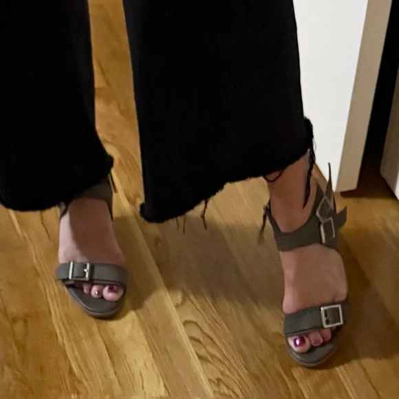 Sofft Marlyn Gray Snakeskin Sandals - Picture 11 of 12